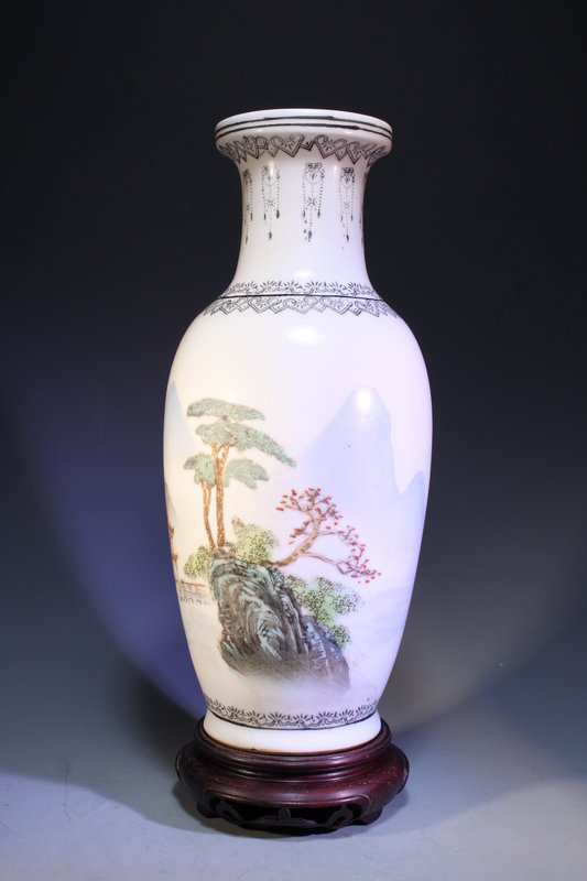 Chinese Republic Period Enameled Porcelain Vase,