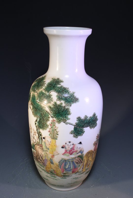 Superb Chinese Enameled Porcelain Vase