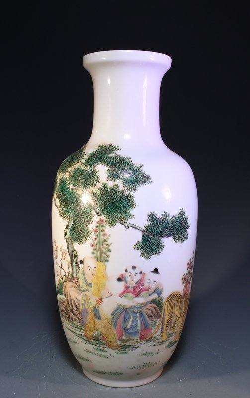 Superb Chinese Enameled Porcelain Vase