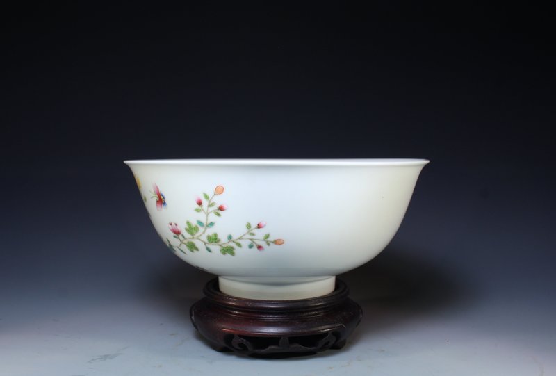 Superb Chinese Enameled Porcelain Bowl