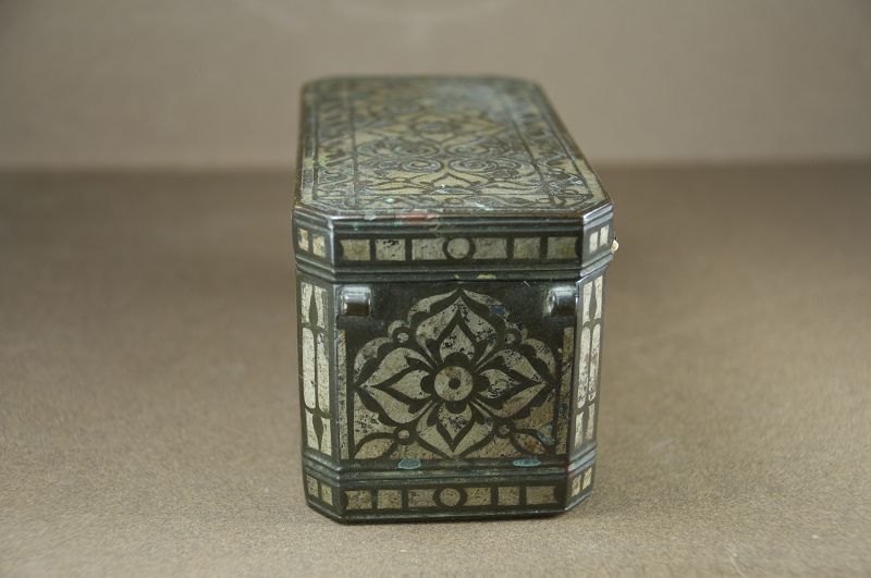 Fine lime box, Islamic Art, Early 19th C.