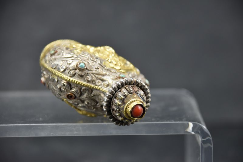 Fine Tibetan Gilt Silver Snuff Bottle