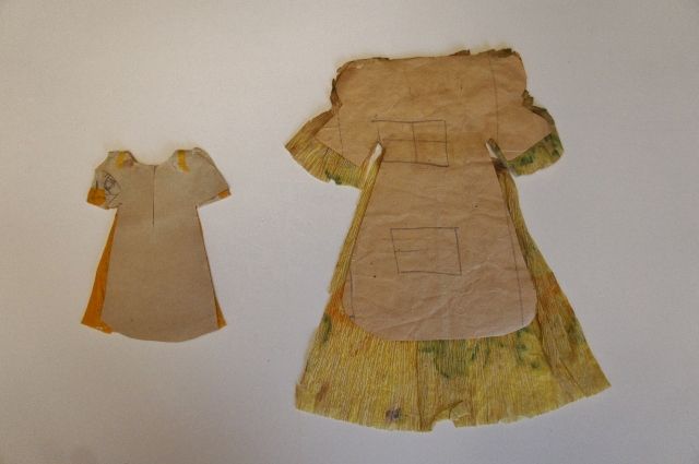 Two wonderful antique paper doll dress made with crepe paper 1840's