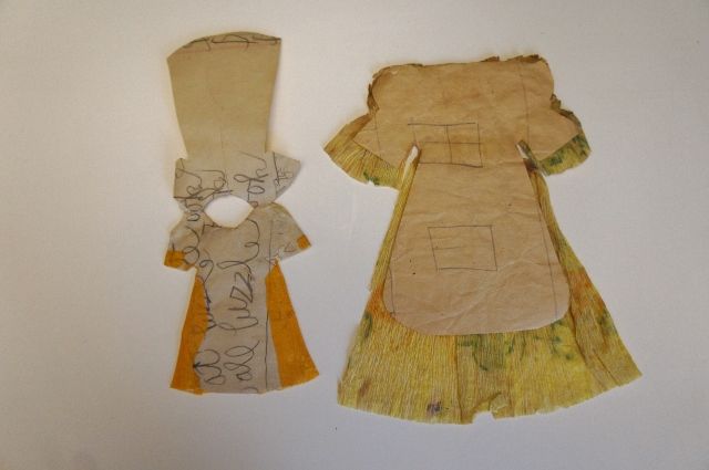 Two wonderful antique paper doll dress made with crepe paper 1840's