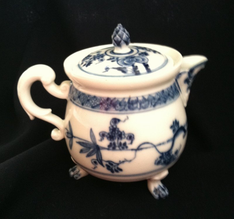 Meissen cream pot and and cover 1745