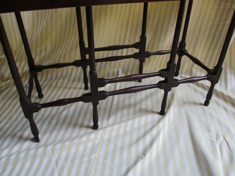 Mahogany English smal spider leg table c. 1800
