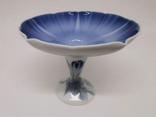 Blue and white porcelain cup by Kozue Ogata