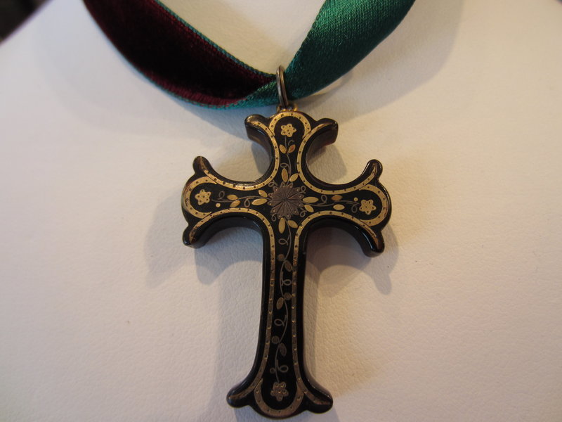 Victorian Pique Cross