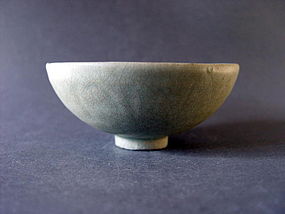 A Song Dyn. Longquan Celadon bowl with a nice shape