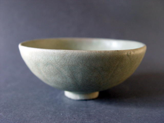A Song Dyn. Longquan Celadon bowl with a nice shape