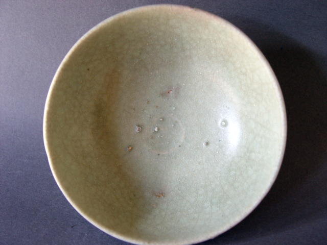A Song Dyn. Longquan Celadon bowl with a nice shape