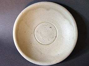 A white glazed Song - Yuan Dynasty dish