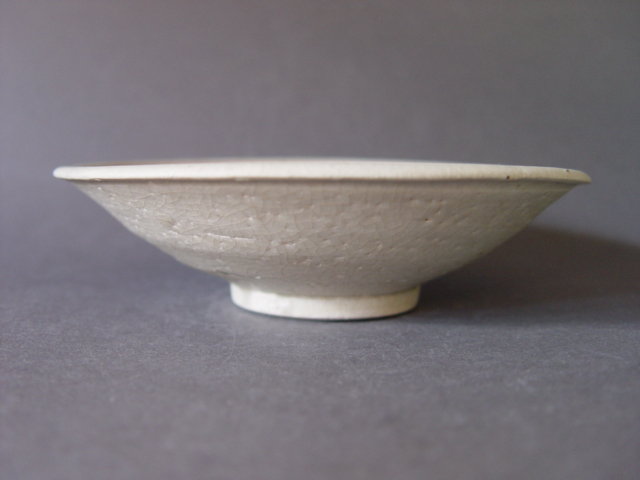 A white glazed Song - Yuan Dynasty dish