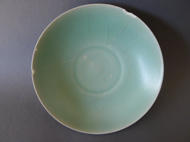 Example for a top bluegreen Song Longquan Celadon dish