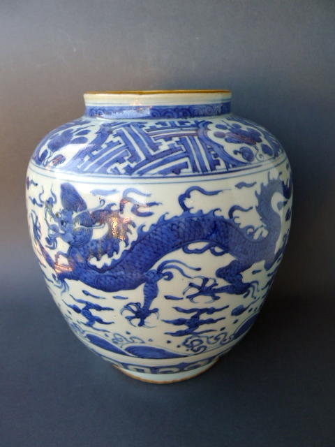 A large Kraak style Dragon and Phoenix jar
