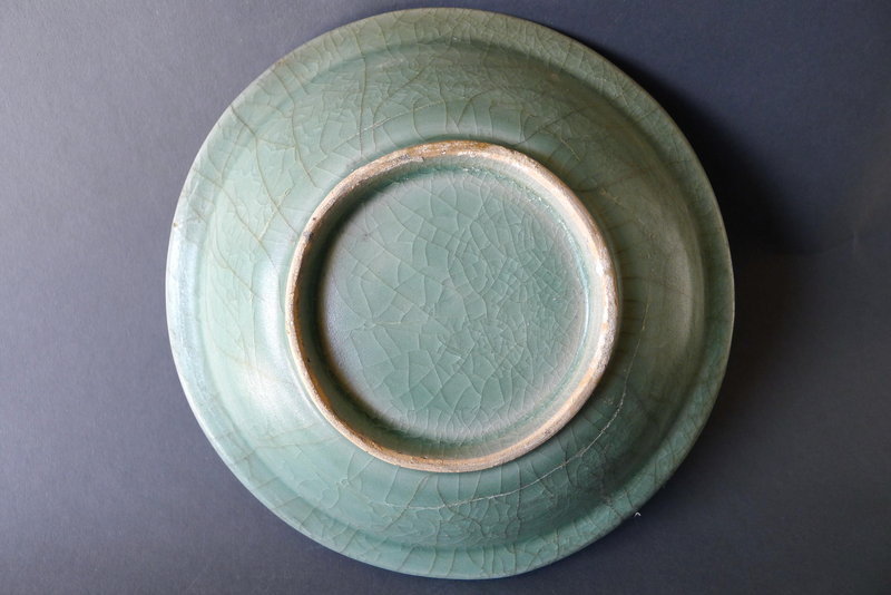 A large blue-green Guan glazed Longquan Celadon dish