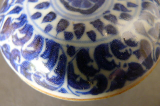 A Qianlong covered box with an superb deep cobalt blue