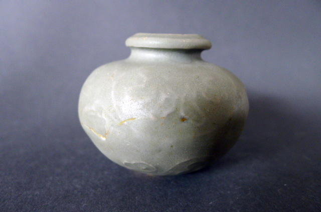 A moulded  Song - Yuan Longquan Celadon jarlet