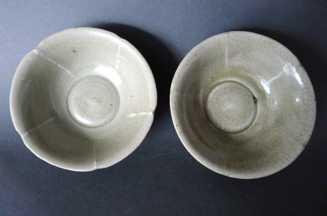 A pair of Five Dynasties petal-lobed bowls