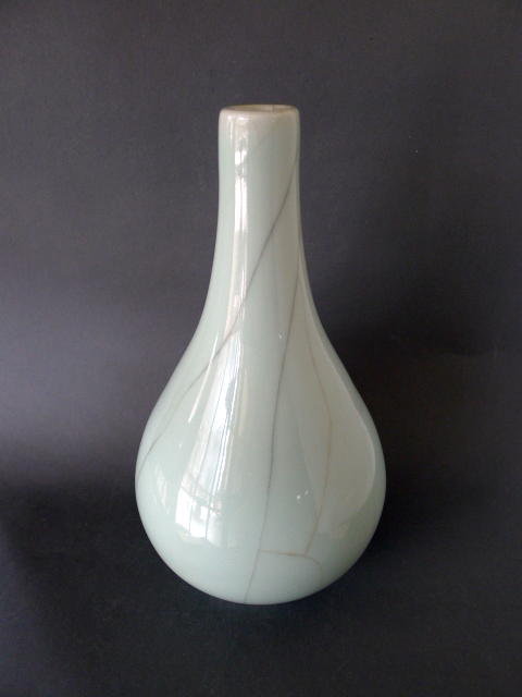 A large Qing Dyn. 18th century Guan type bottle vase