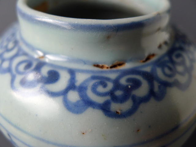 A rare pair of early Ming blue and white jars with lid