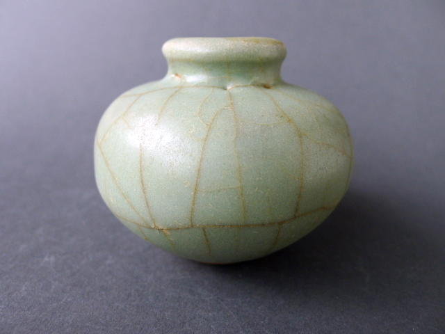 Song-Yuan Longquan Guan glaz. Jar strikingly crackled