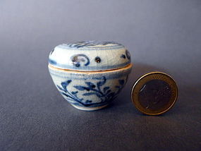A small, rare Ming Hongzhi blue and white covered box