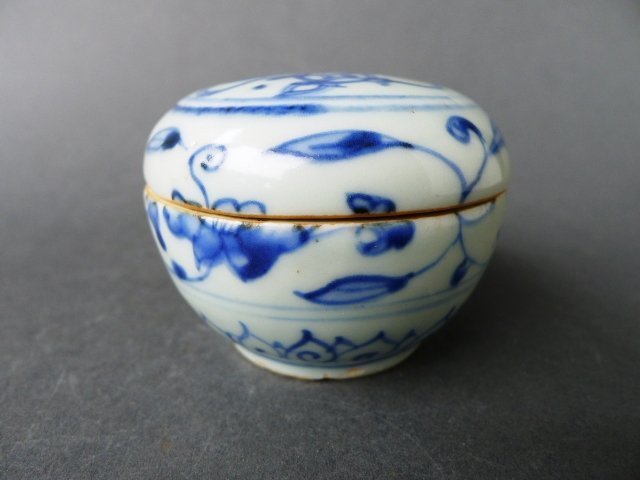 A nice Ming Jiajing blue and white covered box