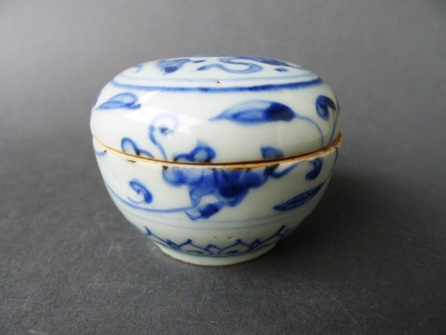 A nice Ming Jiajing blue and white covered box