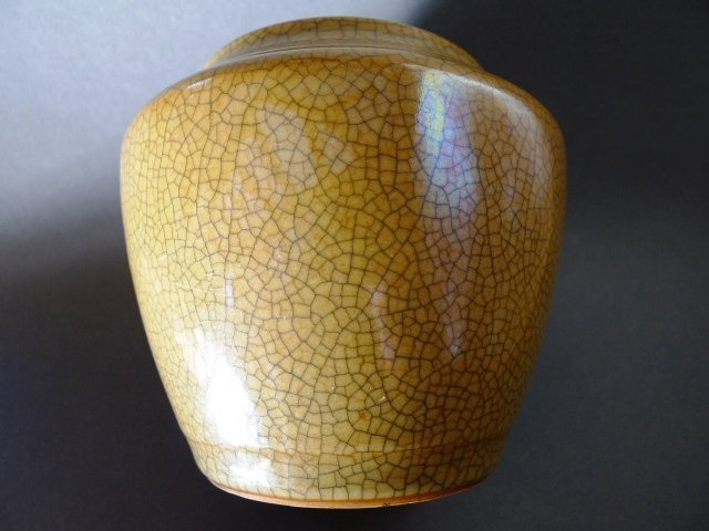 A very beautiful Yongzheng Period Ge - type vase