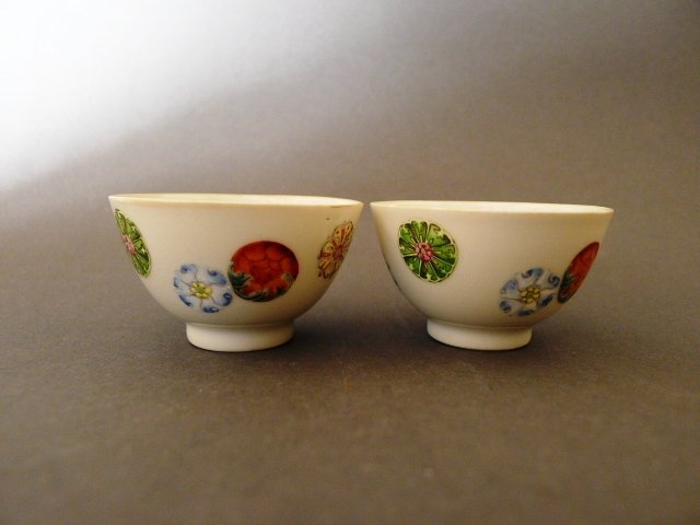 A pair of fine Qianlong Mark&amp;Period &quot;Flower-Ball&quot; cups