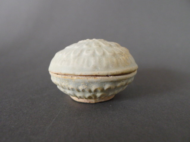 A small lovely Southern Song Qingbai glazed Chrysanthemum covered box