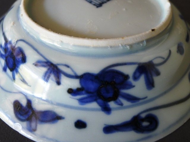A very good Ming Dynasty Jiajing  blue and white &quot;Peony&quot; dish