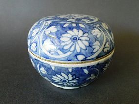 A nice, large Ming Dynasty Wanli underglaze blue and white covered box