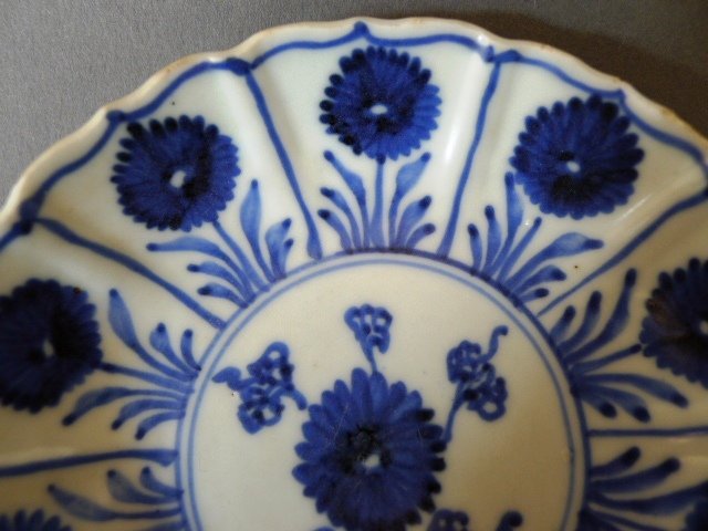 A absolutely lovely  Kangxi blue &amp; white aster dish