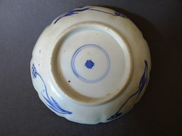 A absolutely lovely  Kangxi blue &amp; white aster dish