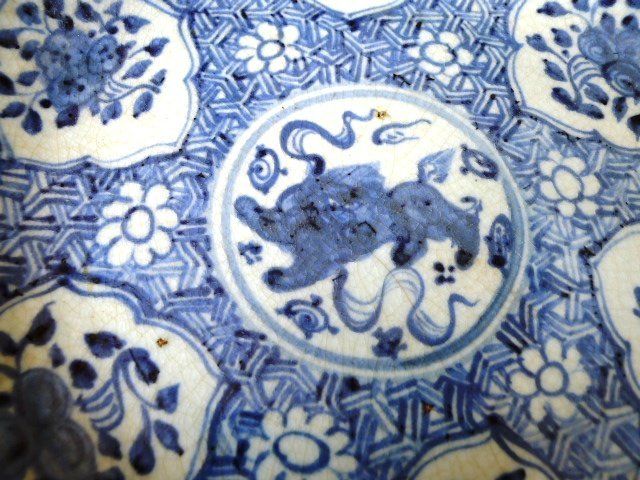 A large Ming Dynasty Hongzhi blue and white dish with Buddhistic Lion