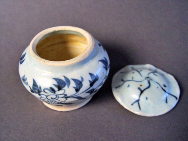 Extremely rare covered Yuan Dynasty blue and white Jar