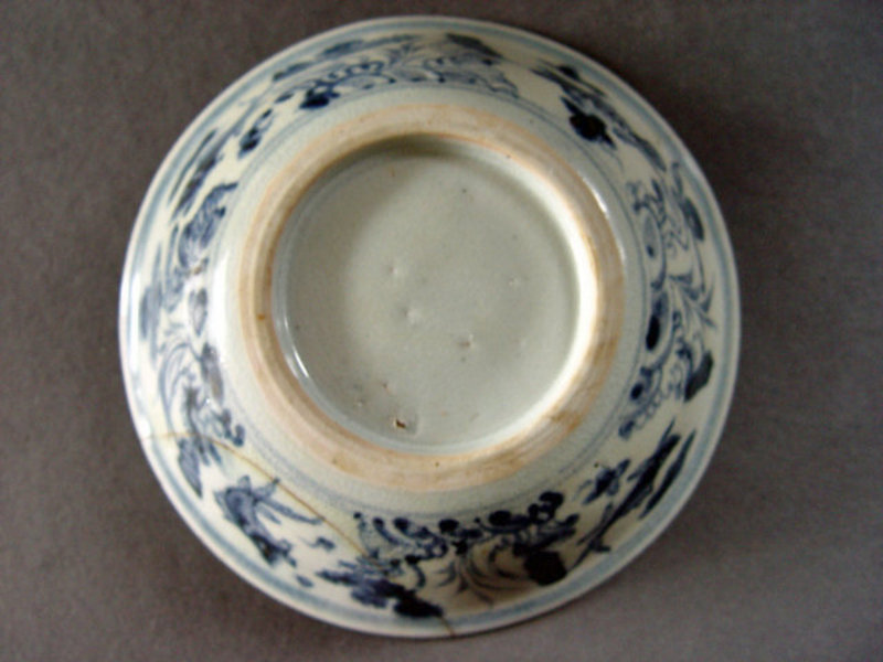 Small Ming Chenghua period blue and white dish