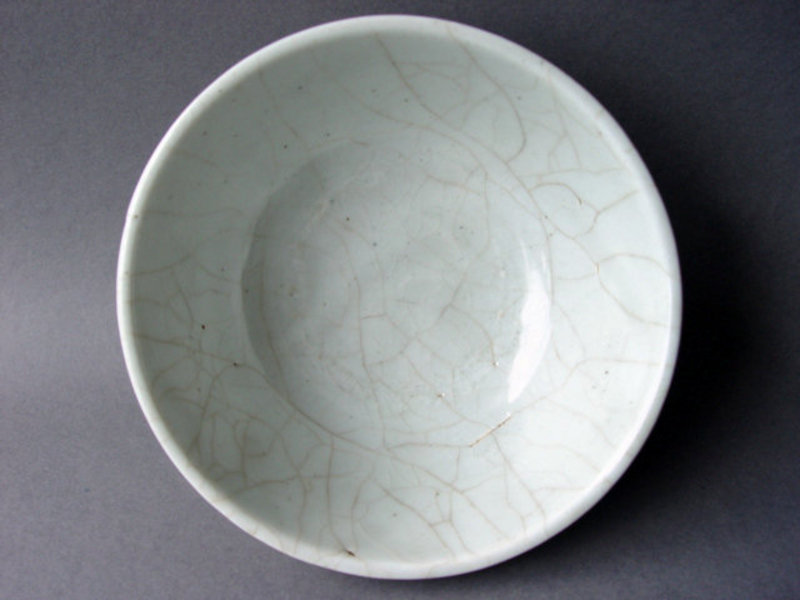 White late Ming Bowl with Guan like crackled glaze