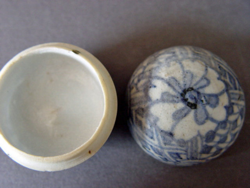 A very small perfect Ming blue and white covered box