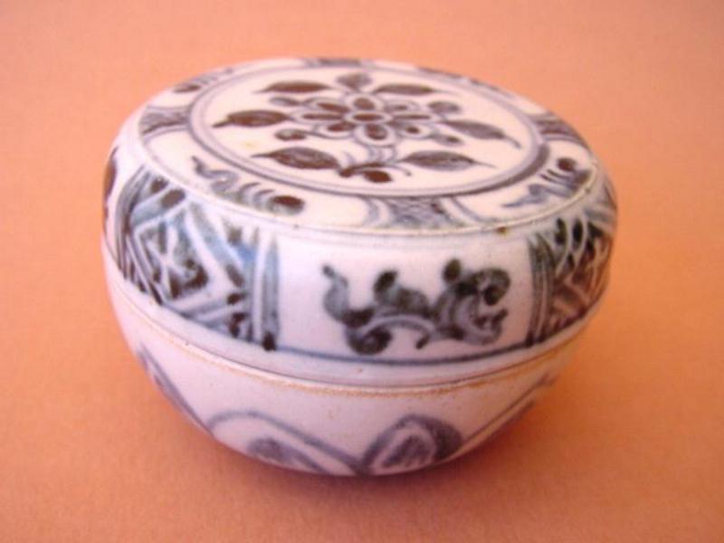 Blue and white Annamese covered box !