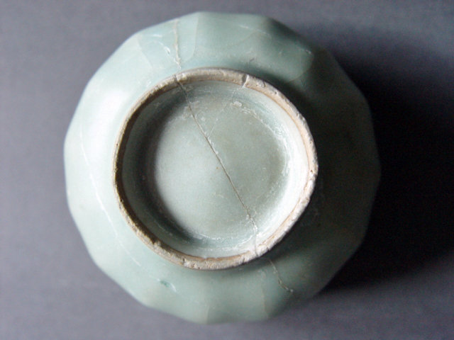 Example for a rare Northern Song Longquan Bowl