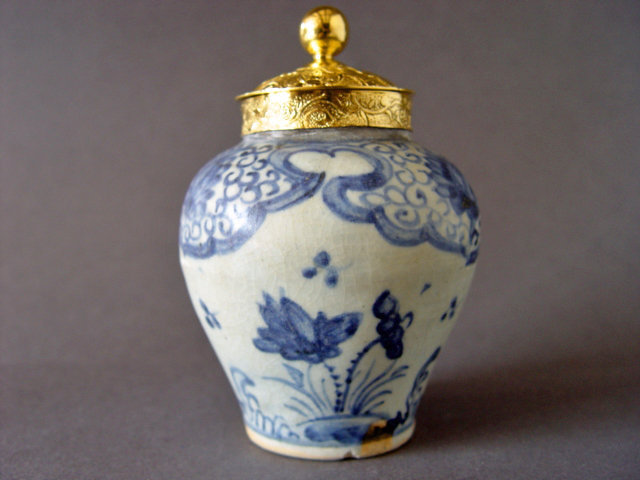 A beautiful and rare Ming Chenghua Jar with golden Lid
