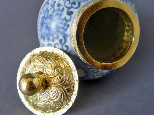 A beautiful and rare Ming Chenghua Jar with golden Lid