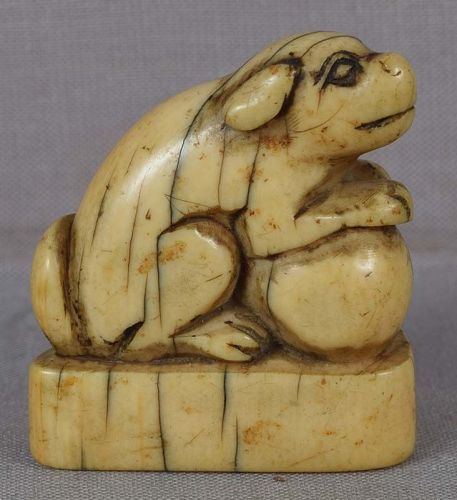 18c netsuke DOG on fan base