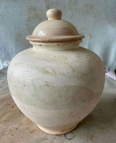 Chinese Tang Dynasty White Glaze Jar with Lid