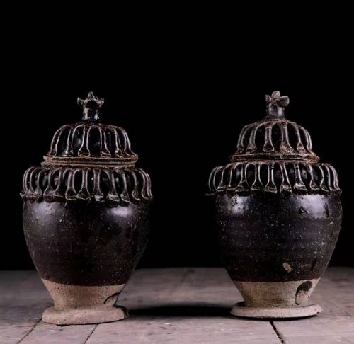 Pair of Chinese Song Dynasty Brown Glaze Jars with Lids