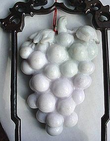 FINE CHINESE CARVING OF WHITE JADE GRAPES