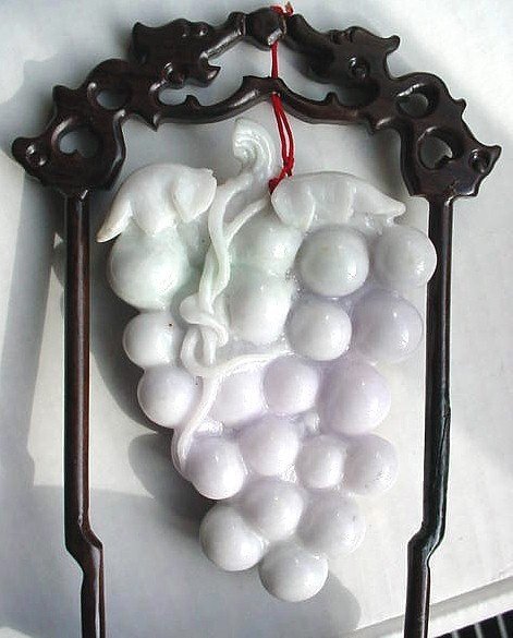 FINE CHINESE CARVING OF WHITE JADE GRAPES